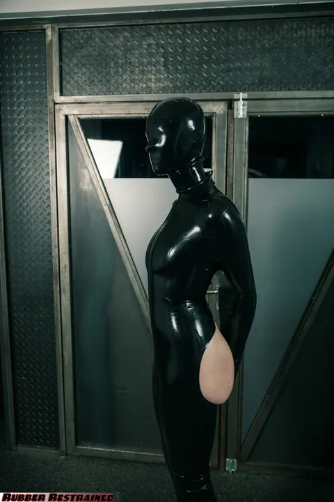 Thick Woman in Latex and Heels Gets Bound – photo 3 of 16