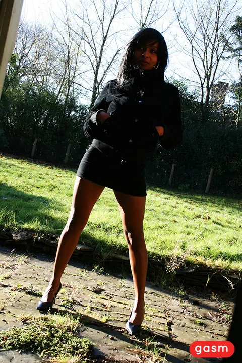 Woman Kisses Black Partner in Interracial Set – photo 11 of 15