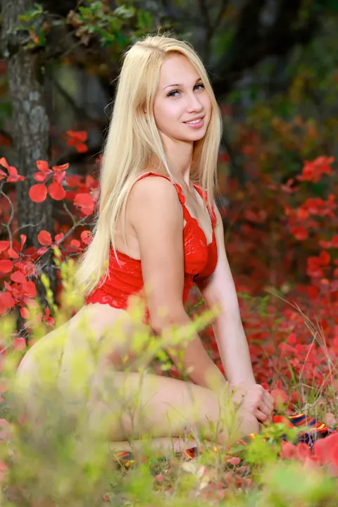 Pale Russian Blonde Undresses and Spreads Her Legs – photo 1 of 21