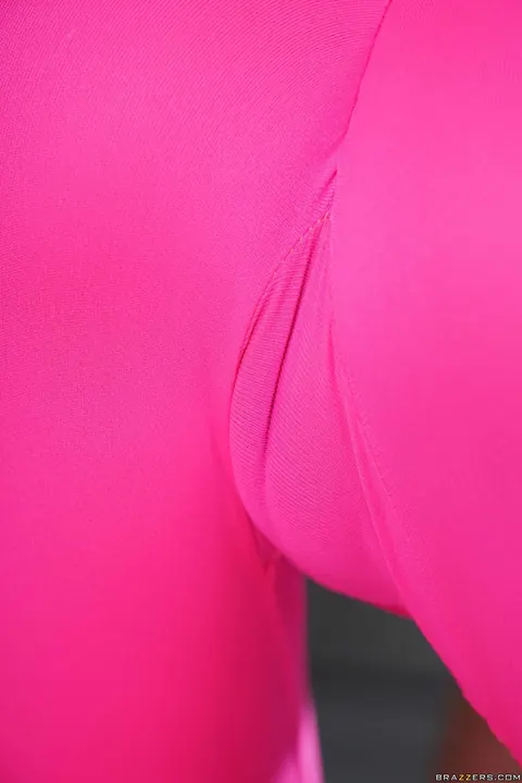 Lana Mars: Petite British Babe Strips Out of Her Yoga Pants to Spread – photo 9 of 21