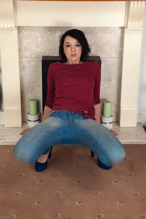 Thick Hairy Woman in Jeans Pulls Panties Aside and Spreads – photo 3 of 21