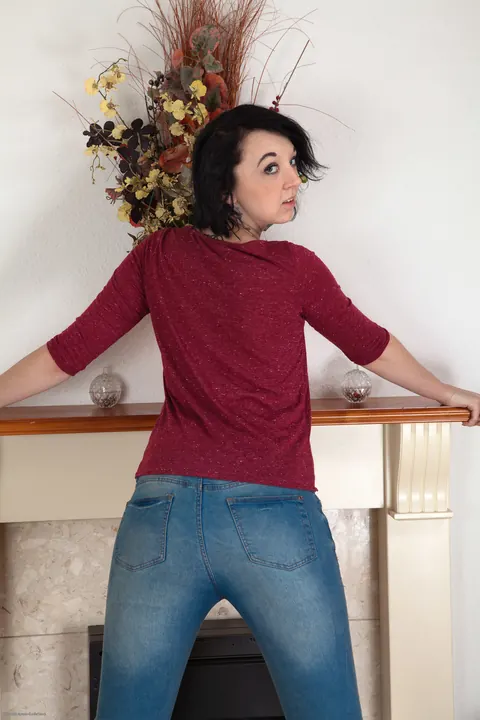 Thick Hairy Woman in Jeans Pulls Panties Aside and Spreads – photo 1 of 21