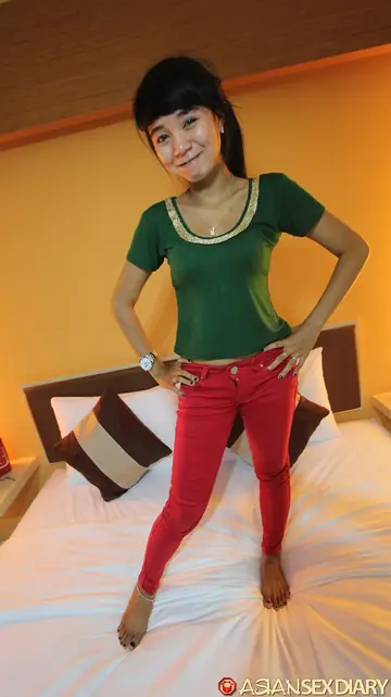 Petite Asian Woman Takes a Creampie After Hairy Pussy Sex