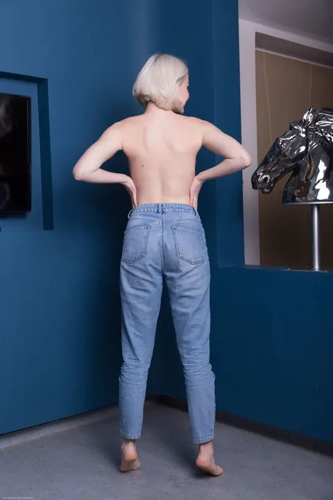 Woman Undresses Fully and Poses Front and Back for a Glamour Gallery – photo 4 of 21