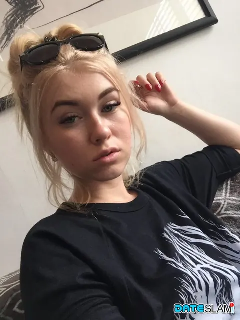 Misha Cross: Tattooed Blonde Strips Naked for Phone Selfies – photo 8 of 12