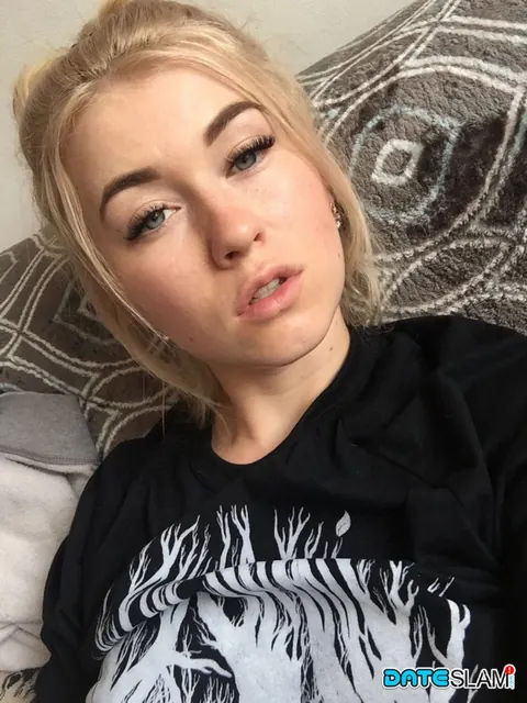 Misha Cross: Tattooed Blonde Strips Naked for Phone Selfies – photo 7 of 12
