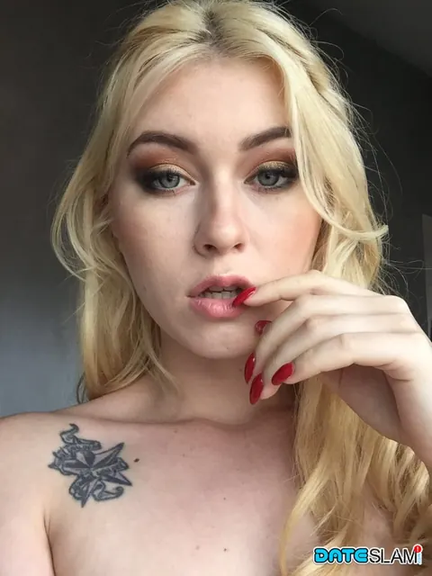 Misha Cross: Tattooed Blonde Strips Naked for Phone Selfies – photo 5 of 12