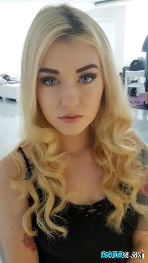 Misha Cross: Tattooed Blonde Strips Naked for Phone Selfies – photo 11 of 12