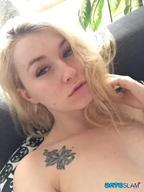 Misha Cross: Tattooed Blonde Strips Naked for Phone Selfies – photo 12 of 12