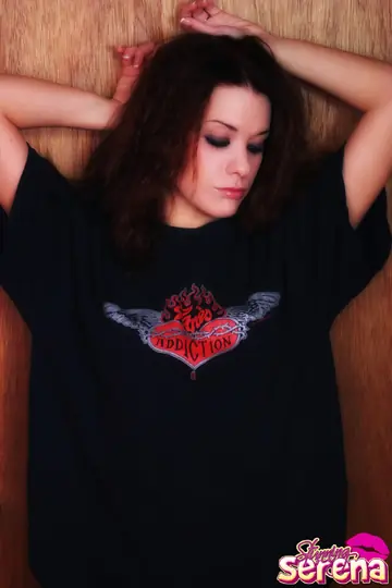 Stunning Serena – PAWG Brunette Plays Electric Guitar Then Strips Out of Her Panties