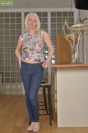 Tall European MILF Peels Off Her Jeans and Spreads Wide