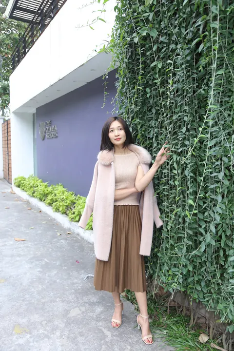 Japanese Woman Poses Outdoors Fully Clothed – photo 5 of 20