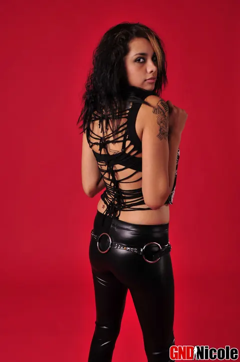 Thick Model Shows Her Big Natural Tits in Leather Pants – photo 6 of 12