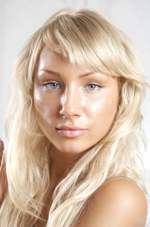 Athletic Blonde Spreads Her Pussy in Nude Photos – photo 21 of 21
