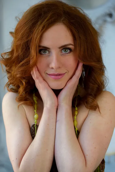 Redhead Shows Off Her Hairy Pussy in Nude Poses – photo 1 of 21