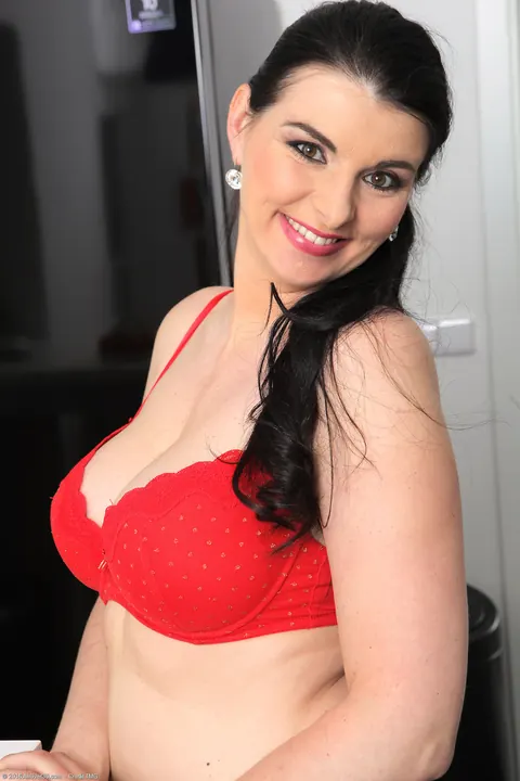 Sandra Nero: Busty Czech MILF Squeezes Her Natural Tits and Spreads in the Kitchen – photo 10 of 21