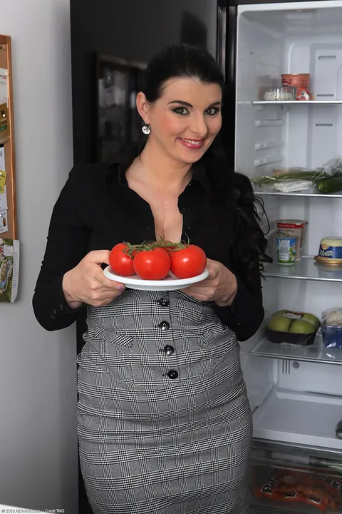 Sandra Nero: Busty Czech MILF Squeezes Her Natural Tits and Spreads in the Kitchen – photo 3 of 21