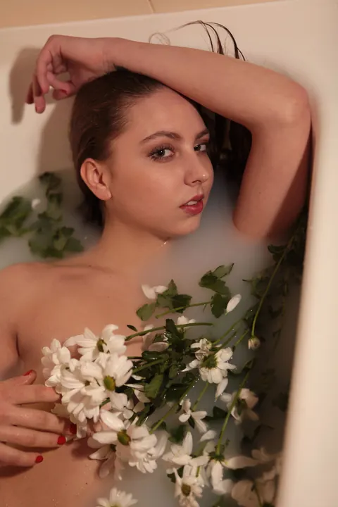 Valery Leche: Tall Ukrainian Brunette Poses in Lingerie and Stockings – photo 11 of 21