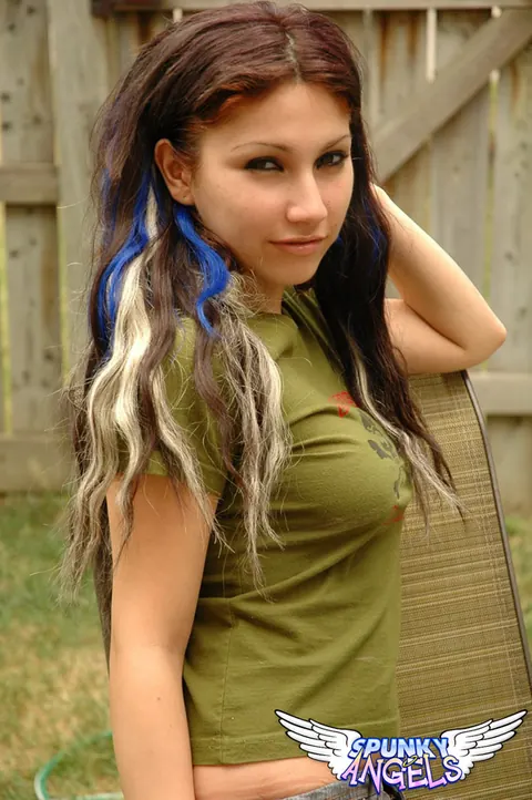 Angel Button: Petite Latina Brunette Flashes Her Ass Outdoors in Jeans – photo 2 of 12