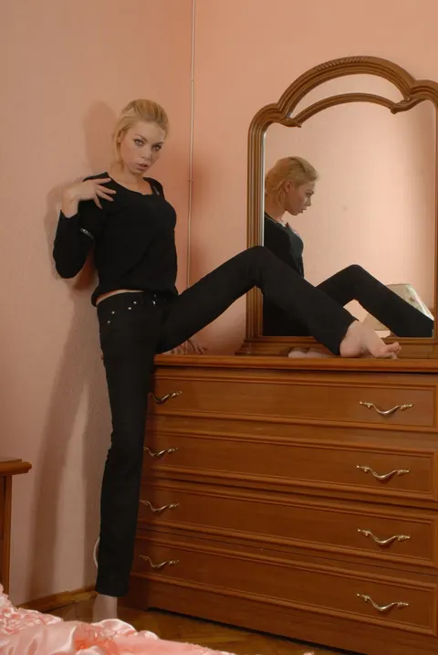 Alice Wonderbang: Slim Blonde with Small Natural Tits Fingers Her Pussy – photo 2 of 20
