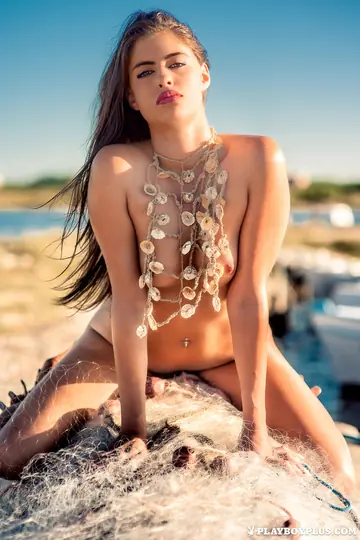 Franka Tuksor – Brunette with Natural Tits Strips and Spreads Outdoors