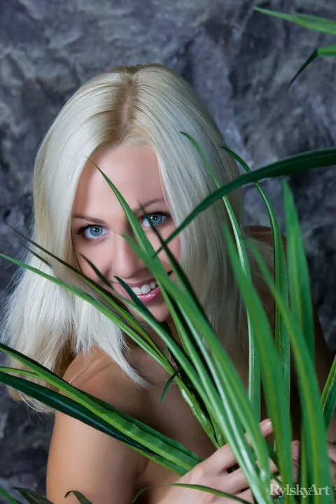 Blonde Spreads Her Ass and Pussy on the Beach – photo 16 of 16