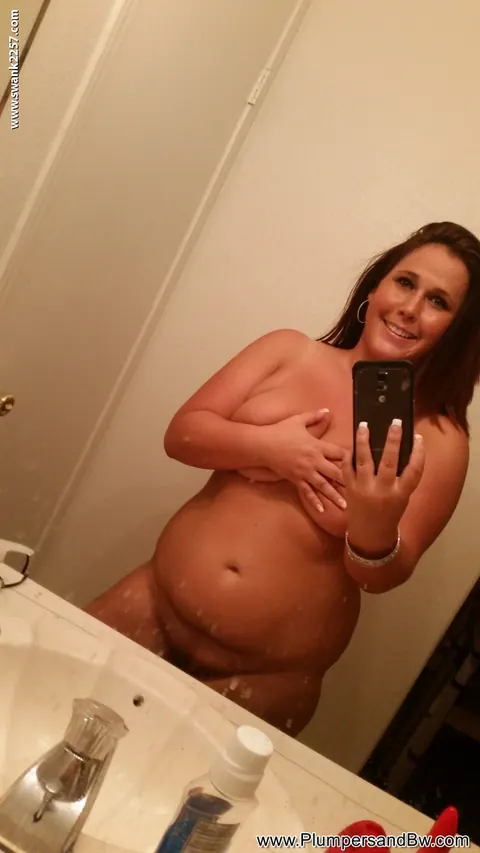 Brunette BBW Shows Her Big Tits in Nude Selfies – photo 6 of 12