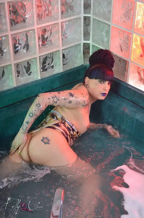 Tattooed Trans Woman Oils Her Body in a Bikini – photo 11 of 16