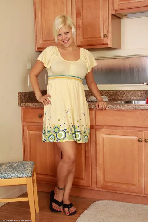Kelly L: Short-Haired Blonde MILF Strips Nude and Spreads Wide – photo 1 of 21