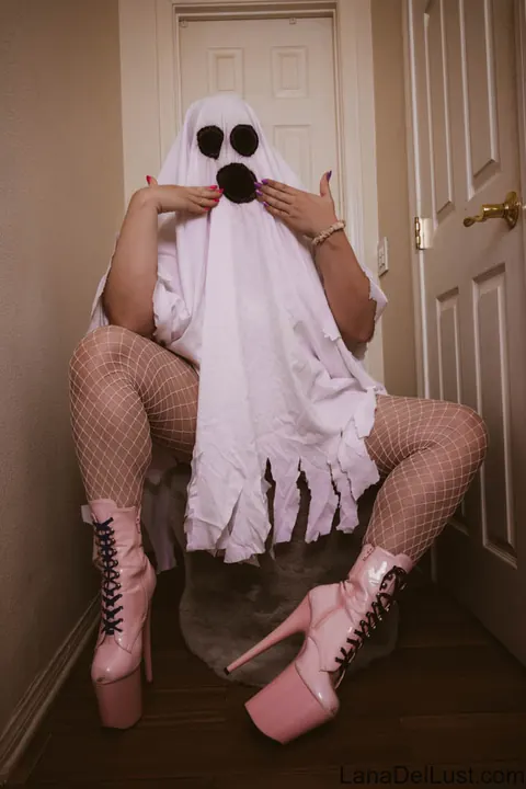 Lana Del Lust: Curvy Brunette MILF Poses in Pantyhose and Costume – photo 1 of 15