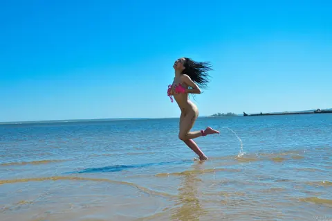 Slim Woman in a Bikini Pulls Panties Aside and Spreads on the Beach – photo 21 of 21