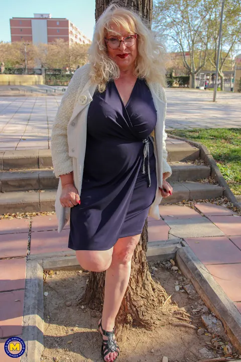 Mia Navarro: Petite Latina MILF Spreads Outdoors – photo 15 of 19