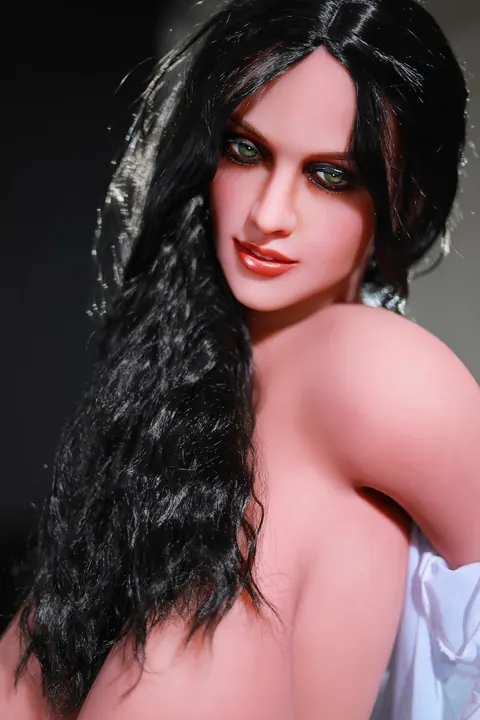 Woman Poses Nude and Flaunts Her Enormous Breasts – photo 12 of 21
