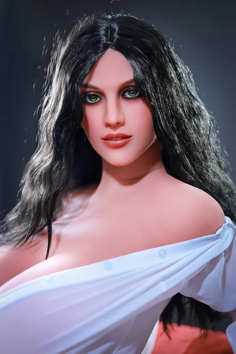 Woman Poses Nude and Flaunts Her Enormous Breasts – photo 18 of 21