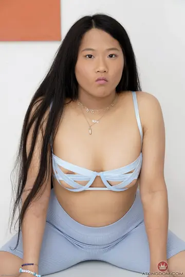 Alona Bloom – Asian BBW Strips Naked and Poses to Show Her Shaved Pussy