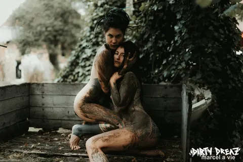 Tattooed Lesbians Kiss and Lick Pussy Outdoors – photo 1 of 16