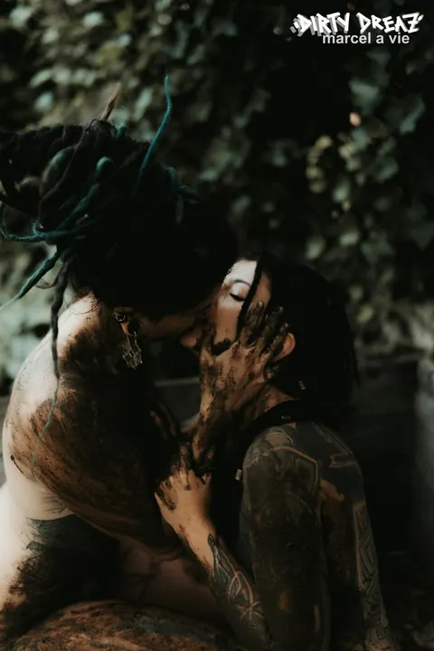 Tattooed Lesbians Kiss and Lick Pussy Outdoors – photo 6 of 16