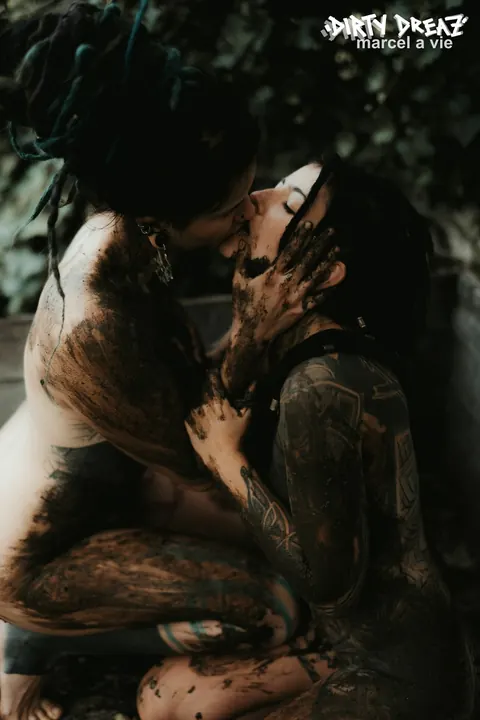 Tattooed Lesbians Kiss and Lick Pussy Outdoors – photo 9 of 16