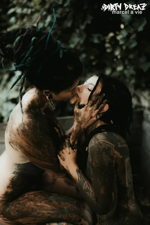 Tattooed Lesbians Kiss and Lick Pussy Outdoors – photo 3 of 16