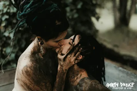Tattooed Lesbians Kiss and Lick Pussy Outdoors – photo 2 of 16