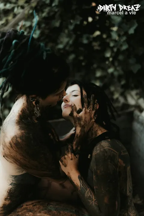 Tattooed Lesbians Kiss and Lick Pussy Outdoors – photo 4 of 16
