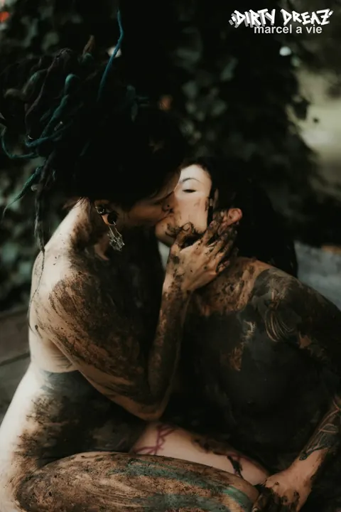 Tattooed Lesbians Kiss and Lick Pussy Outdoors – photo 12 of 16