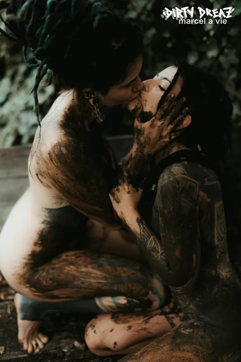 Tattooed Lesbians Kiss and Lick Pussy Outdoors – photo 10 of 16