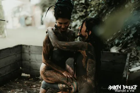 Tattooed Lesbians Kiss and Lick Pussy Outdoors – photo 11 of 16
