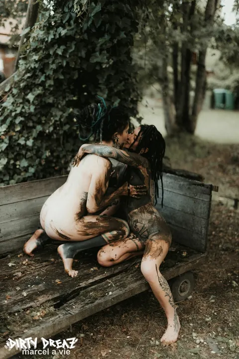 Tattooed Lesbians Kiss and Lick Pussy Outdoors – photo 8 of 16