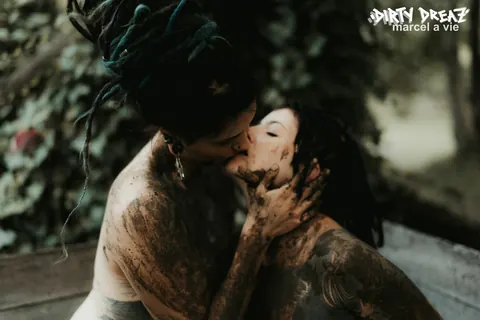 Tattooed Lesbians Kiss and Lick Pussy Outdoors – photo 5 of 16