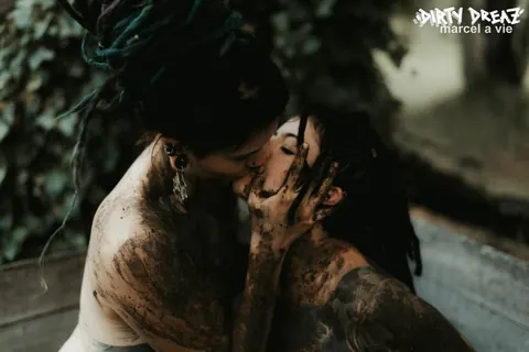 Tattooed Lesbians Kiss and Lick Pussy Outdoors – photo 7 of 16