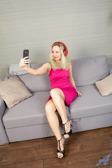 Foxy Love – Mature Blonde MILF Sheds Her Lingerie and Fingers Her Hairy Bush for a Selfie