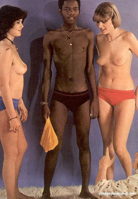Two Short-Haired Women Share a Black Cock in Vintage Threesome – photo 3 of 20
