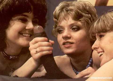 Two Short-Haired Women Share a Black Cock in Vintage Threesome – photo 19 of 20